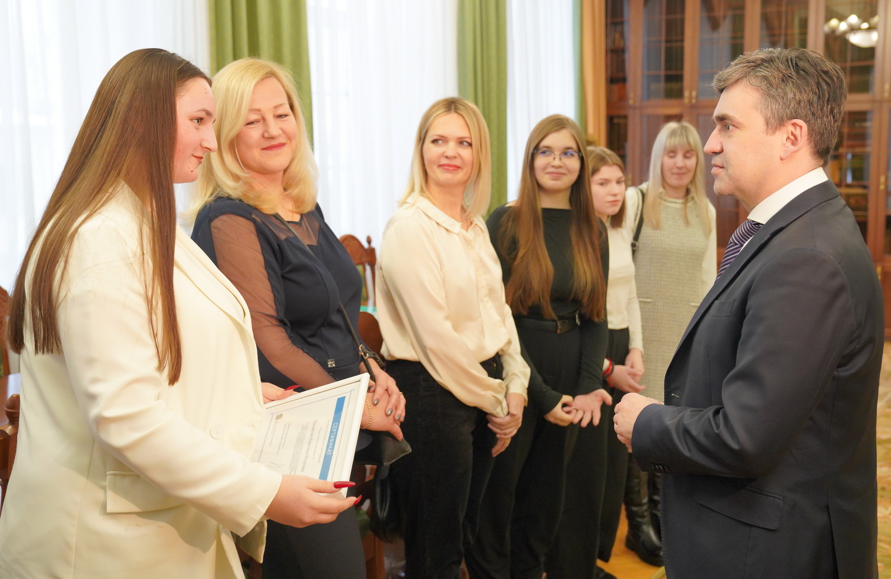 Губернатор Ивановской области вручил первые образовательные сертификаты детям участников СВО