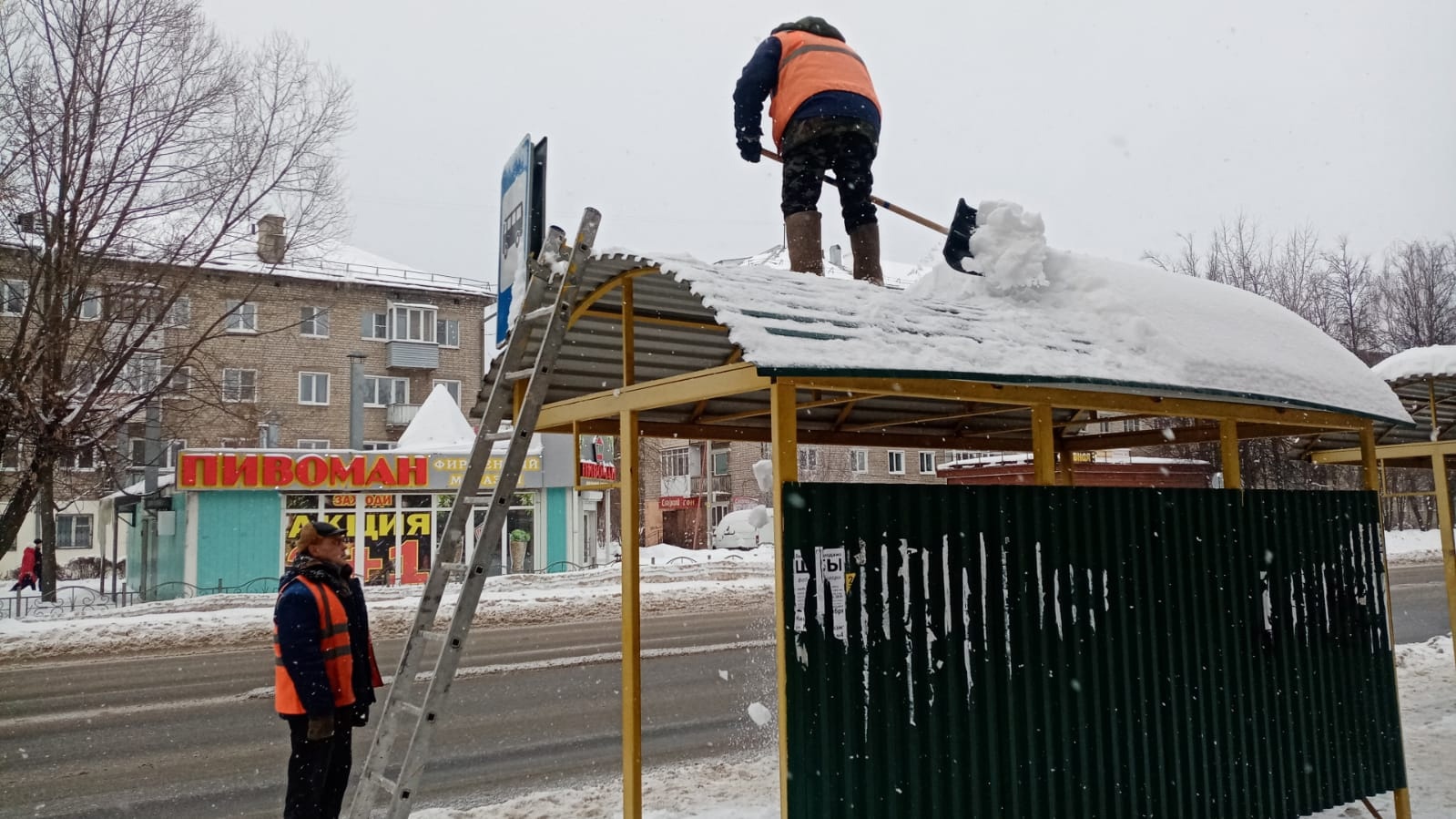 УГХ Кинешмы занялось очисткой от снега крыш остановочных павильонов