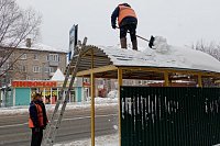 УГХ Кинешмы занялось очисткой от снега крыш остановочных павильонов