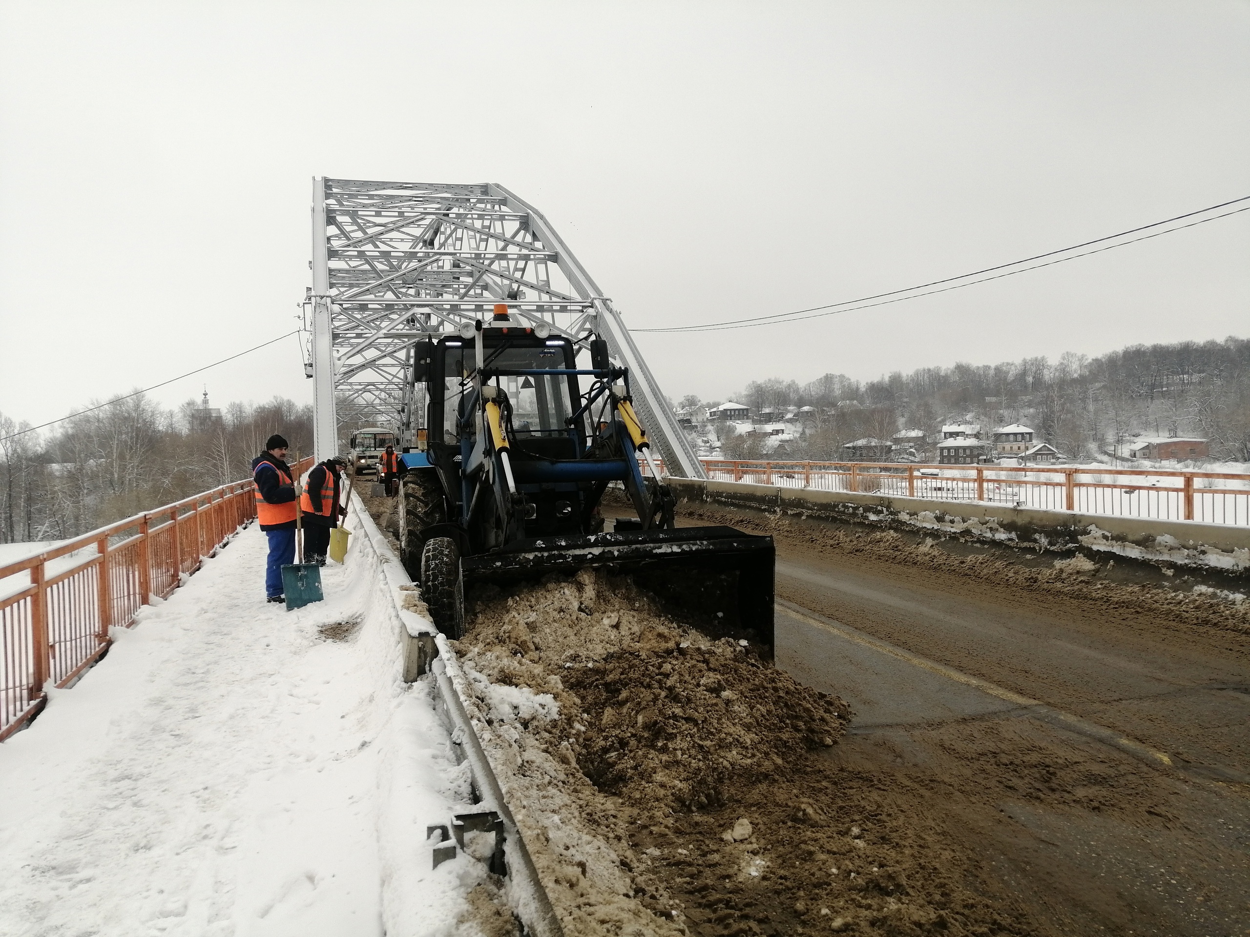 Никольский мост в Кинешме очистили от снега