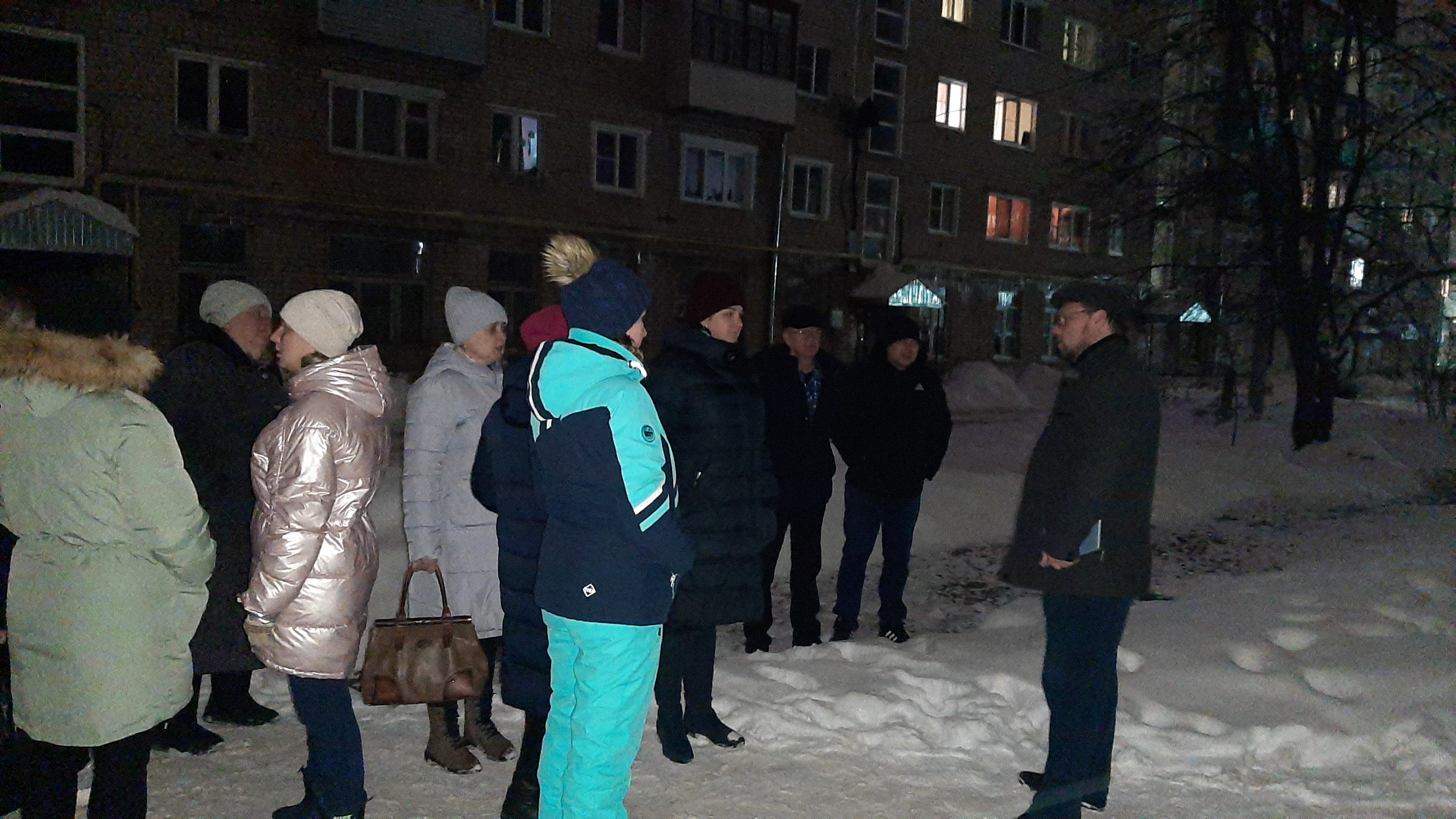 На собрании жителей на ул.Гагарина,д.2 обсудили установку детской площадки