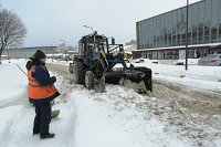 Коммунальщики Кинешмы, матерясь, откапывают от снега болларды в центре города