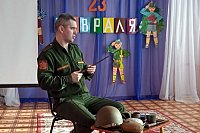 Накануне 23 февраля детский сад в Луговом посетил помощник военного комиссара Артём Копка
