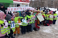 В Кинешме инспекторы Госавтоинспекции провели с детьми акцию «Пристегни меня!»