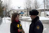 Сотрудники КП-12 в Шилекше подарили девушкам тюльпаны в рамках акции «Цветочный патруль»