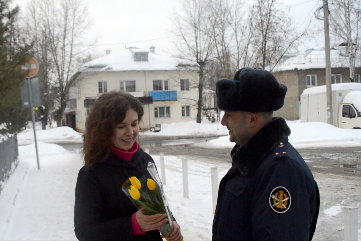 Сотрудники КП-12 в Шилекше подарили девушкам тюльпаны в рамках акции «Цветочный патруль»