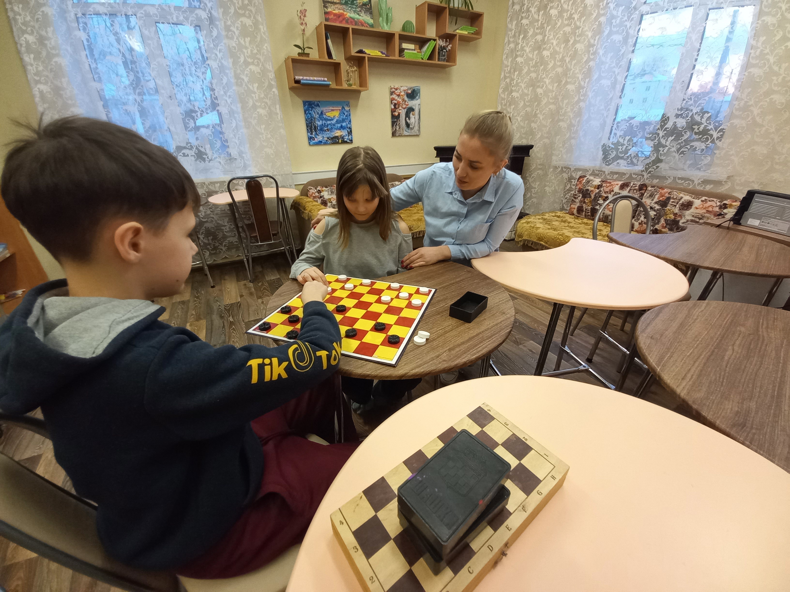 В Кинешемском детском доме познакомились с историей шахмат