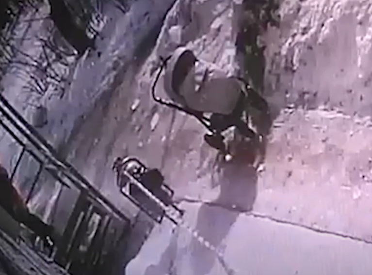 СК опубликовал видео падения наледи на коляску с младенцем в Фурманове