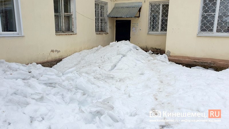 В Кинешме «управляшка» сбив снег с крыши, завалила подъезд с пенсионерами