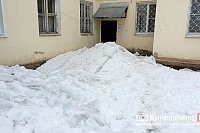 В Кинешме «управляшка» сбив снег с крыши, завалила подъезд с пенсионерами