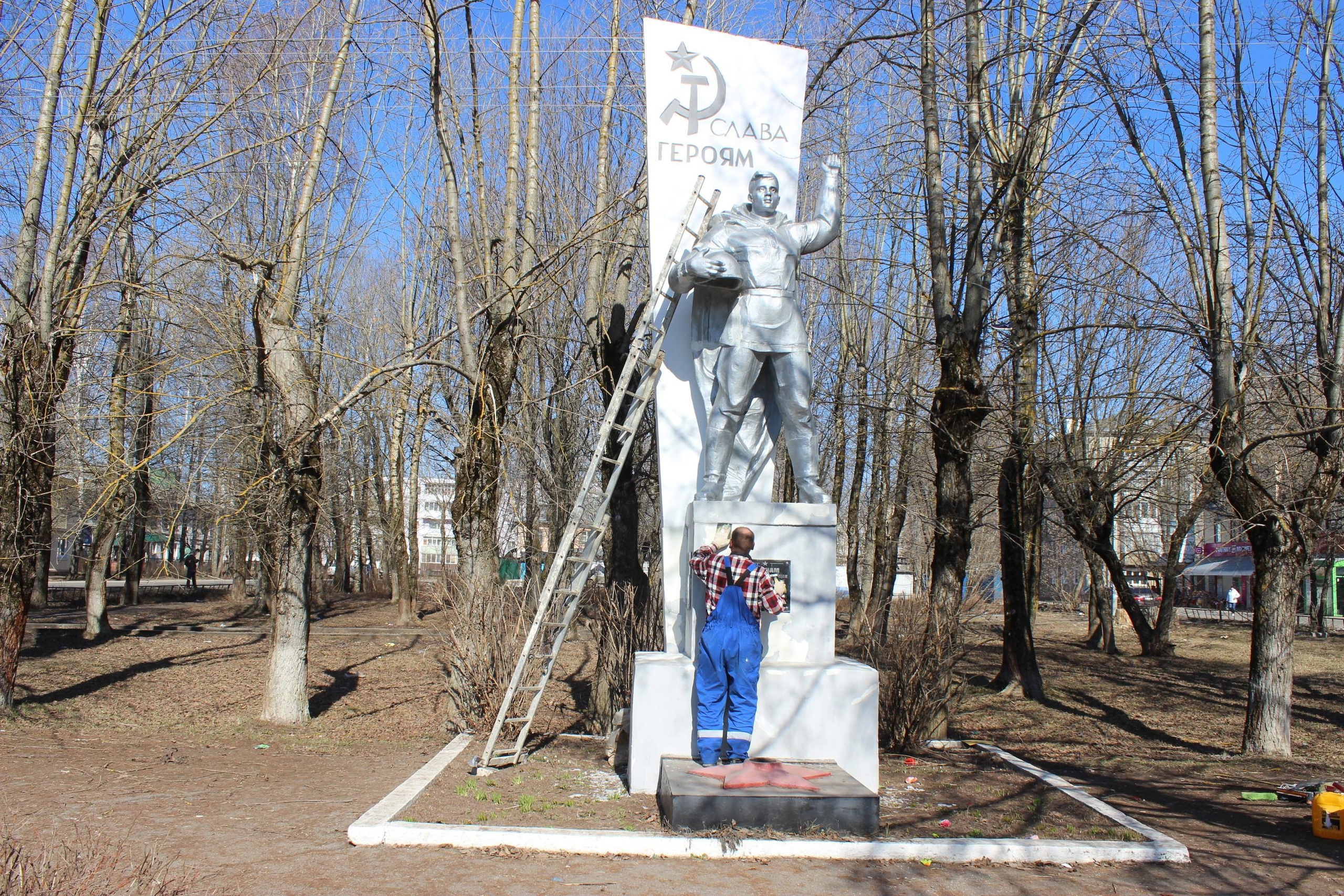 В Кинешме приступили к ремонту памятников и обелисков