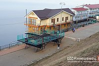 Строительство дебаркадера на нижней набережной Волжского бульвара до сих пор продолжается