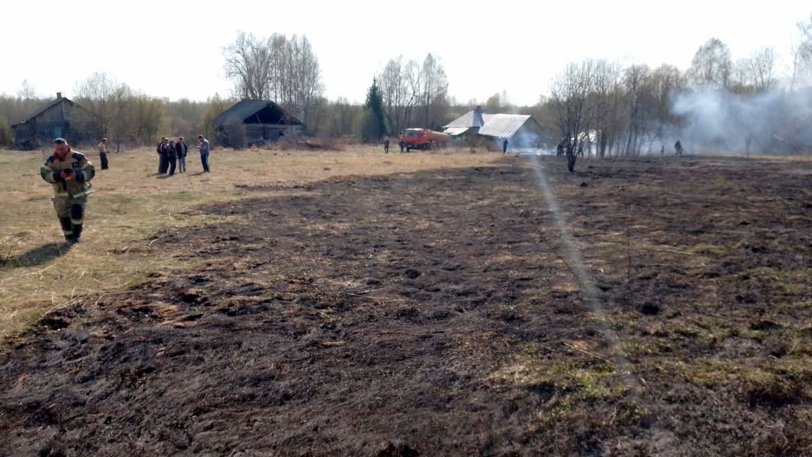 Сотрудники колонии-поселения №12 тушили пожар в Кинешемском районе