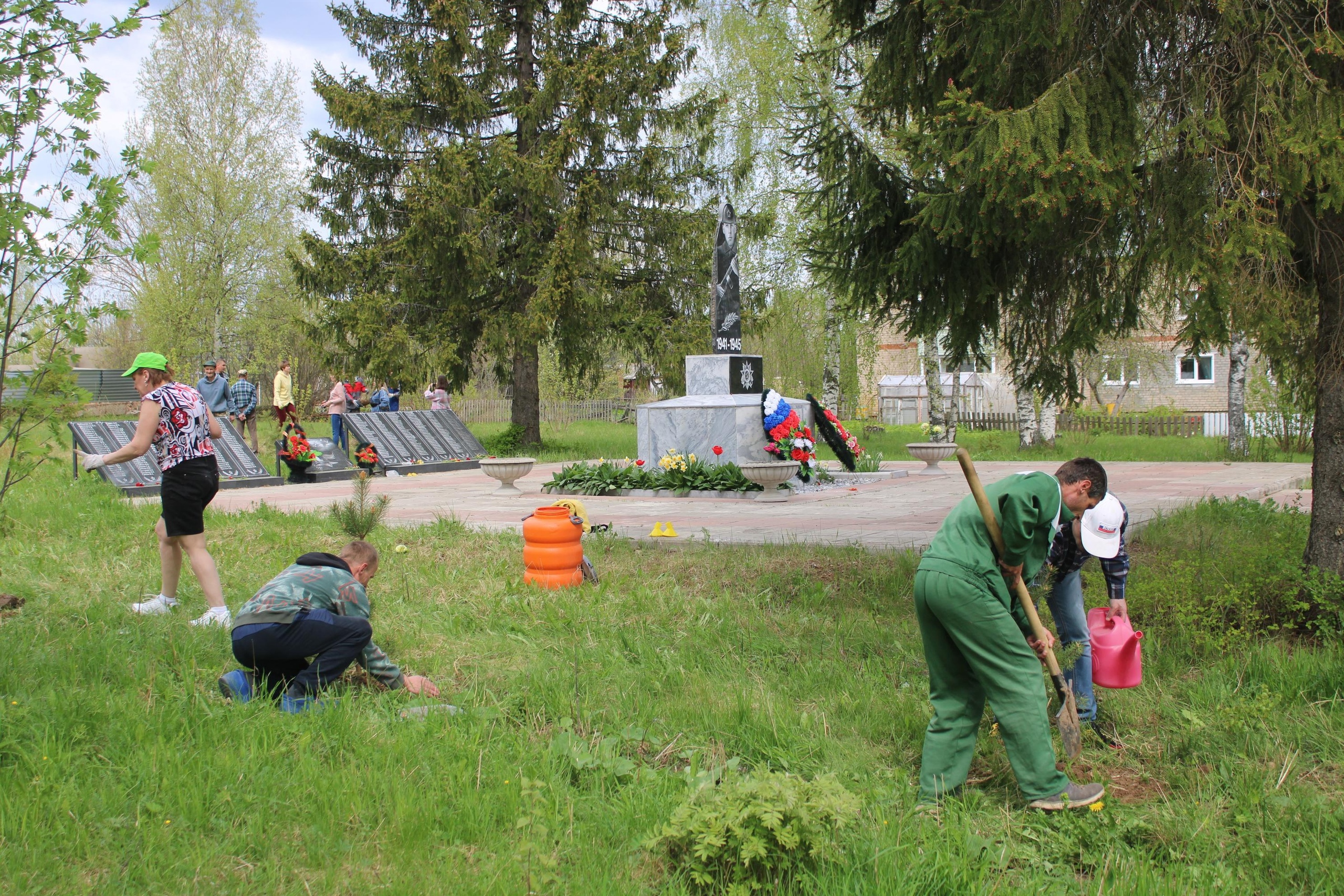 У памятника участникам ВОВ в деревне Осташево высадили 30 сосен