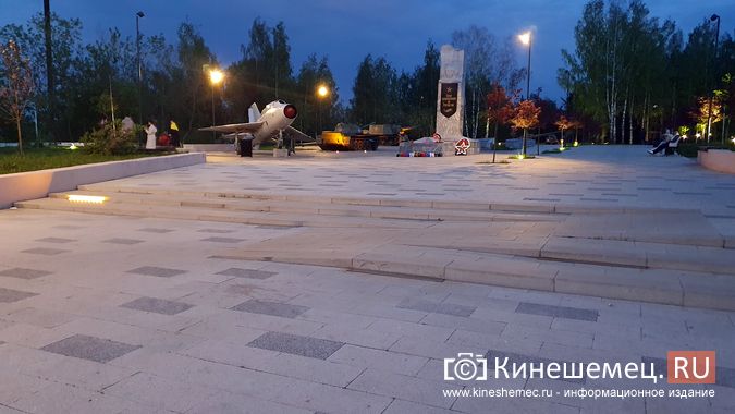 В центральном парке Кинешмы «живым»  остался всего один элемент подсветки входа