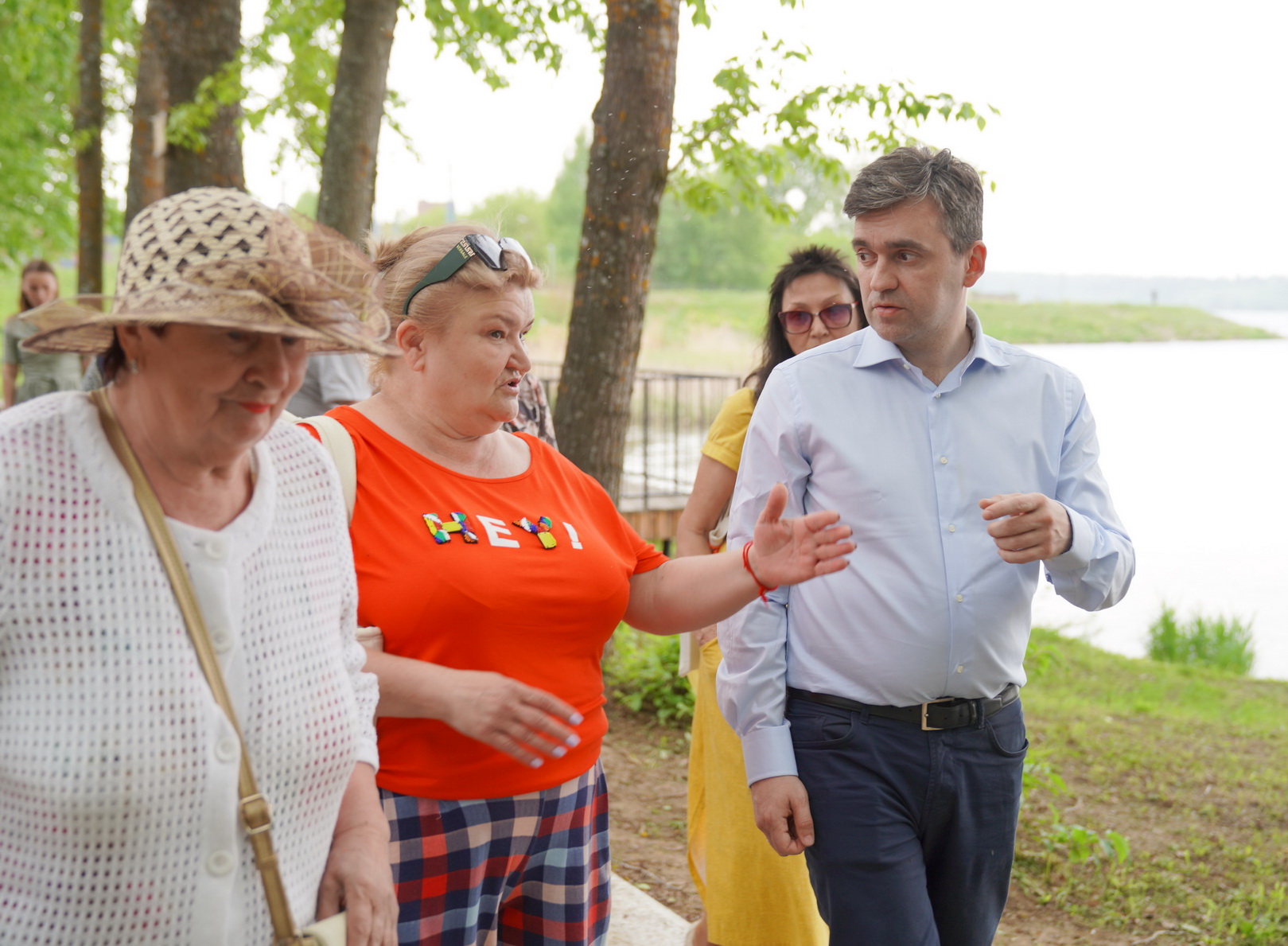 Губернатор вместе с жителями Наволок оценил благоустройство парка «Комсомольский»