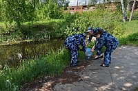 Сотрудники колонии ИК №4 очистили территорию пруда в Октябрьском