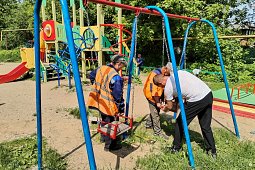 Коммунальщики Кинешмы продолжают ремонтировать и красить детские площадки