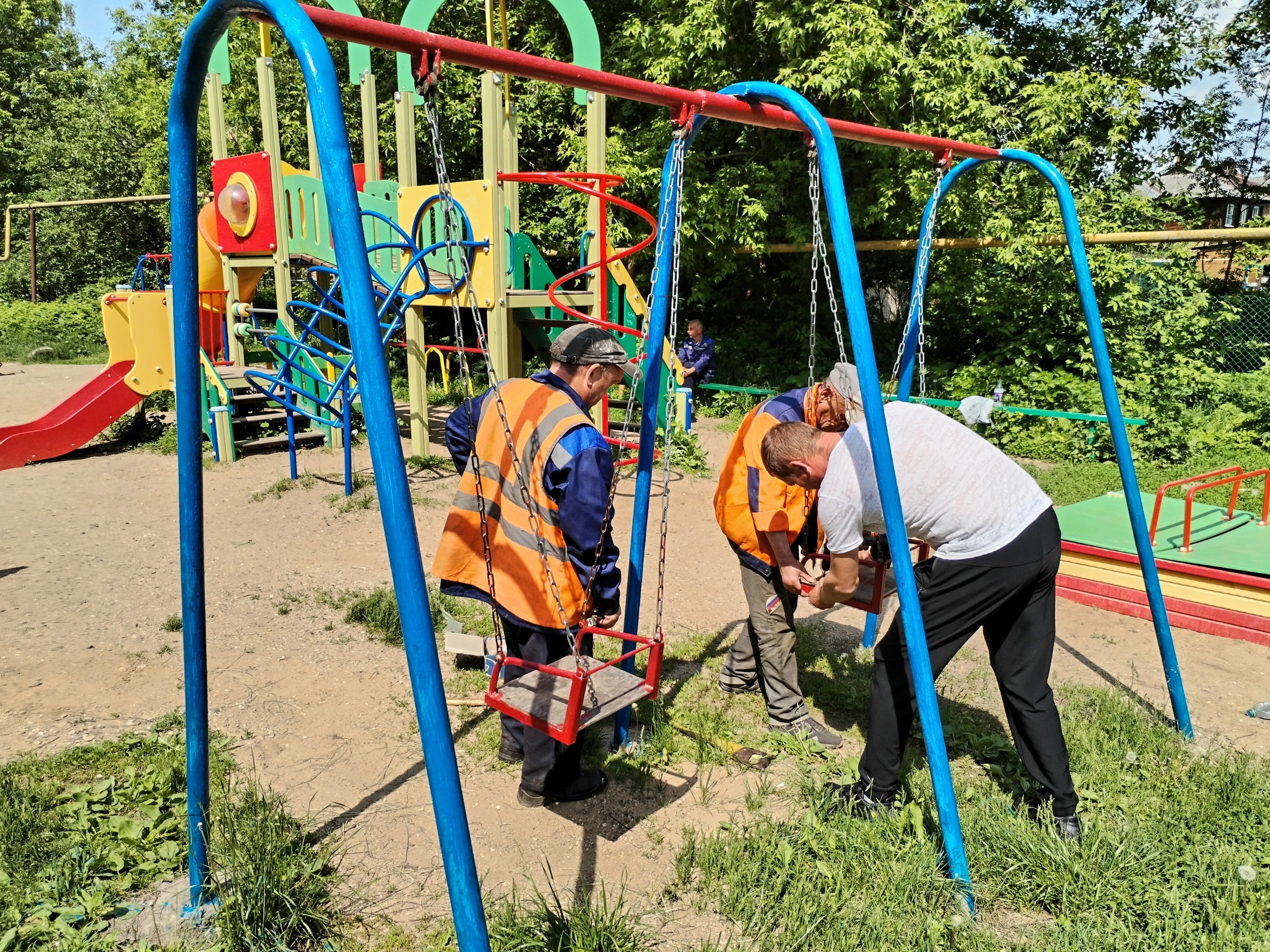 Коммунальщики Кинешмы продолжают ремонтировать и красить детские площадки