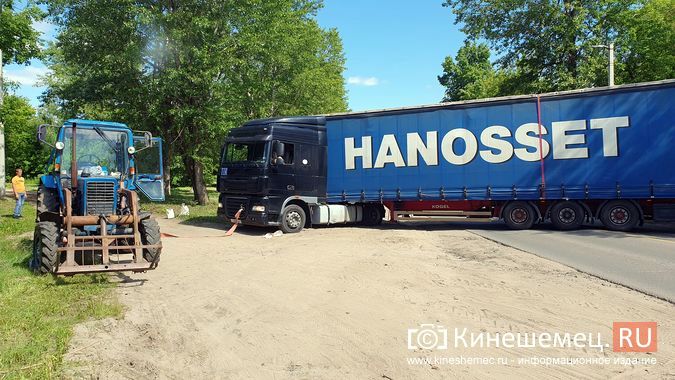 В Кинешме трактором вытаскивали фуру, застрявшую на подъезде к Кузнецкому мосту