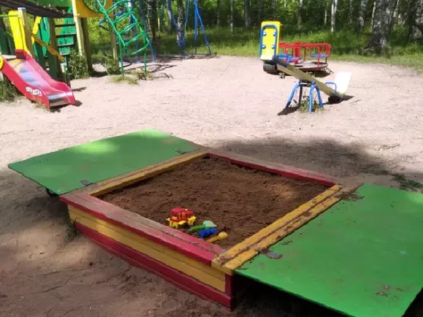 Председатель Кинешемской думы Михаил Батин помог с песком для песочницы у бывшего КЮМа