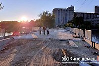На мосту через Казоху приступают к асфальтировке дорожного полотна