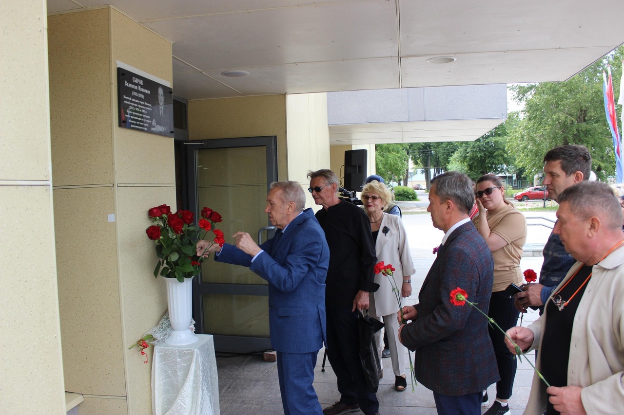 На здании кинешемского театра открыли мемориальную доску Валентину Сырову