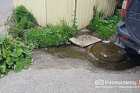 В центре Кинешмы у будущего «Порта культуры и отдыха» вторую неделю из люка течёт вода