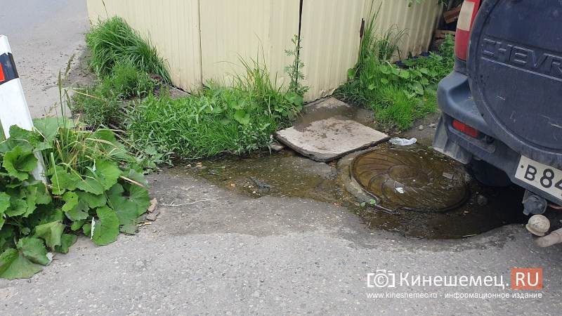 В центре Кинешмы у будущего «Порта культуры и отдыха» вторую неделю из люка течёт вода