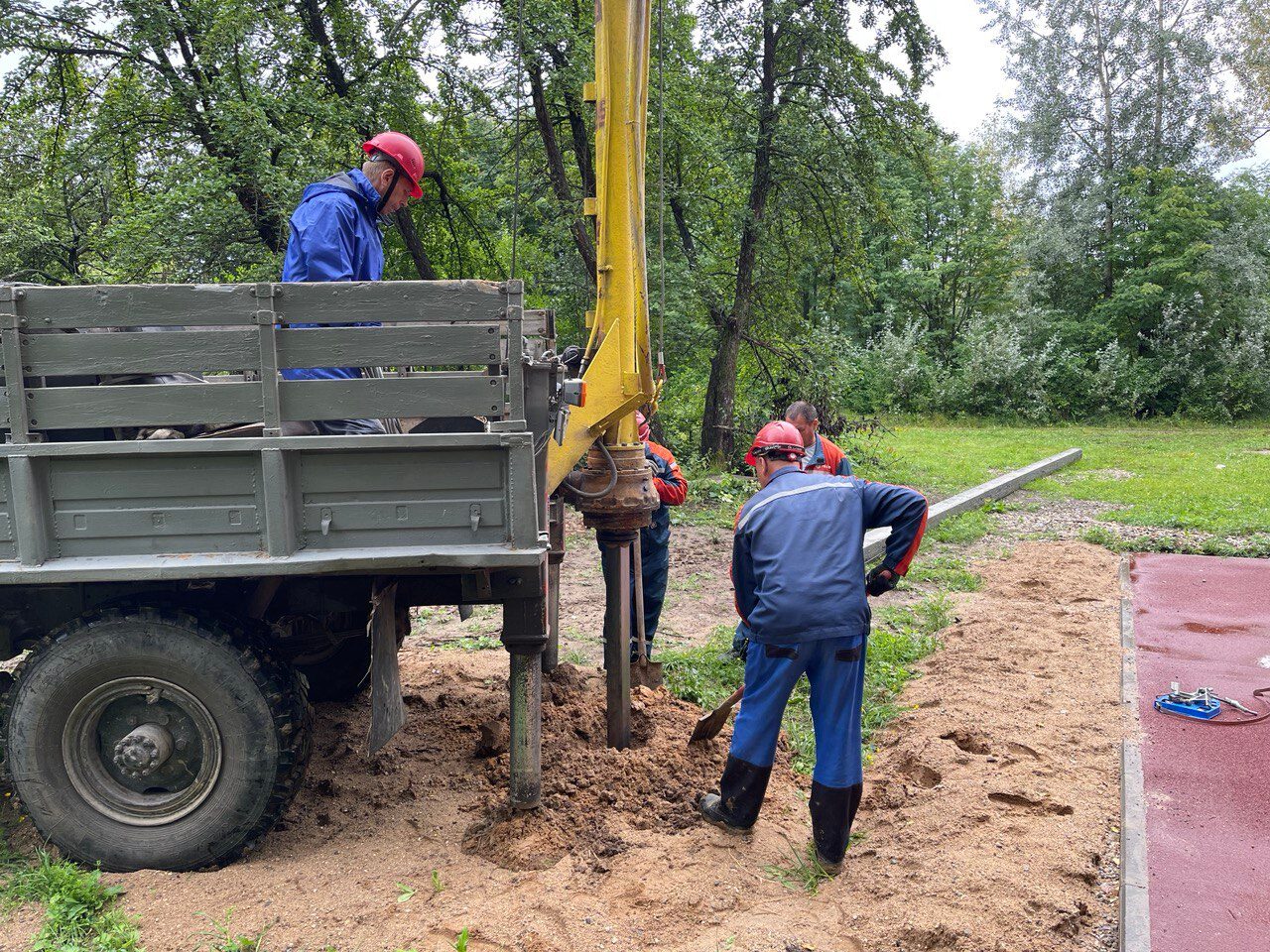 Возле площадки для воркаута на ул.Баумана начали установку опор уличного освещения