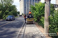 На мосту через Казоху уже меняют новый асфальт на пешеходной дорожке