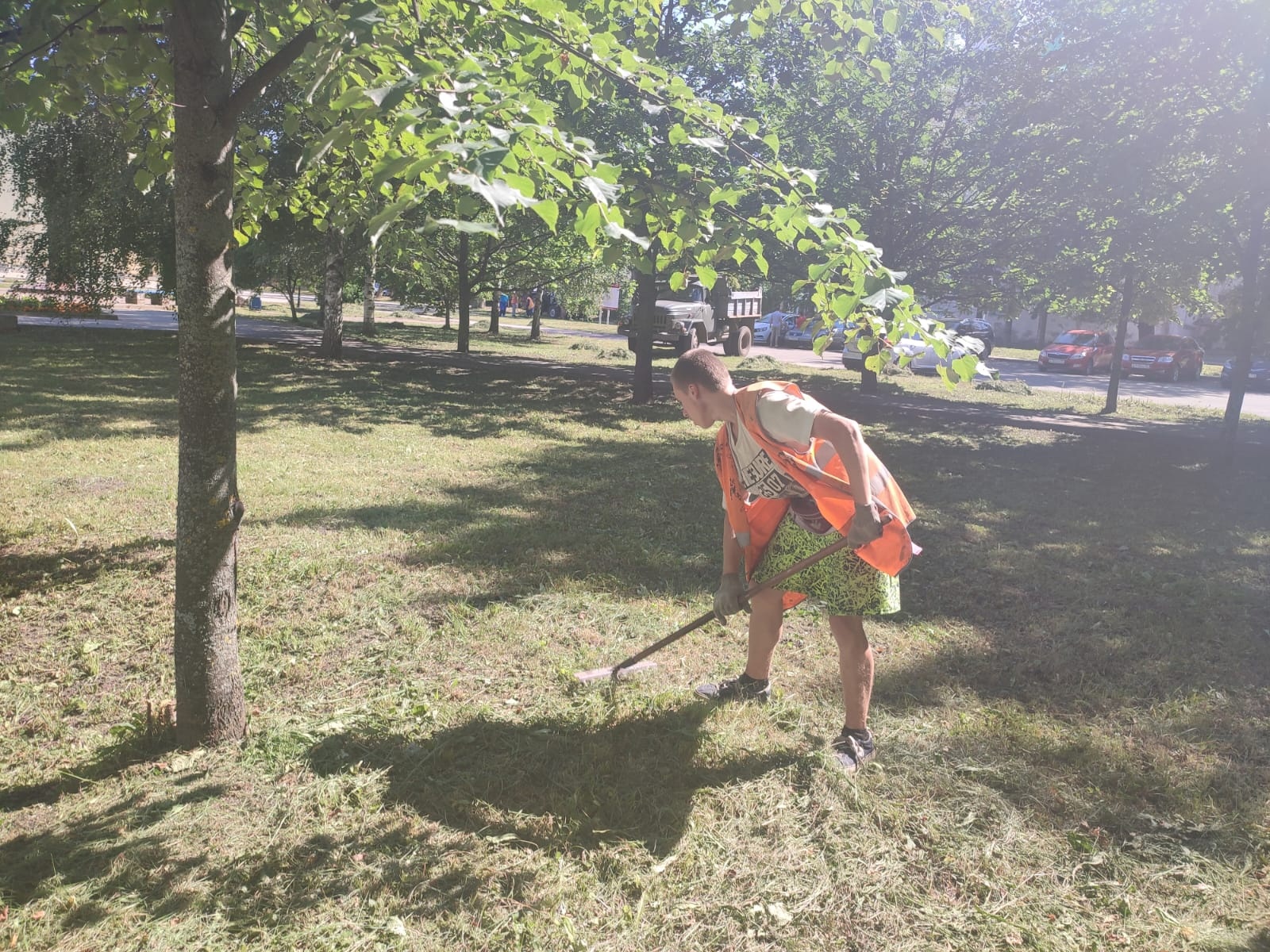 УГХ скосило траву на Волжском бульваре