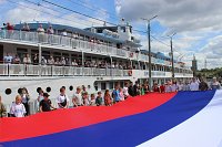 В Кинешме теплоход «Дмитрий Пожарский» встретили огромным российским триколором