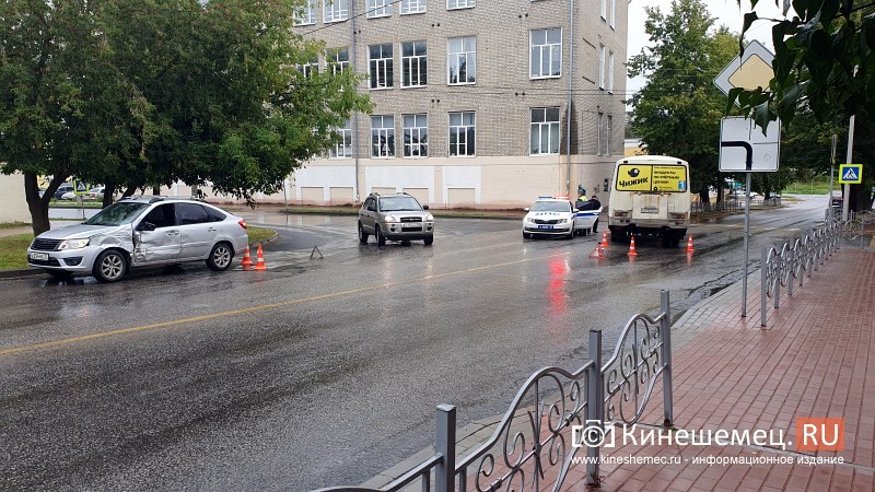 На перекрестке ул.Фрунзе - Комсомольской столкнулись пассажирский автобус и «Лада»