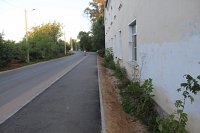 Тротуар у домов №№43, 45, 47 по ул.В.Боборыкина нельзя перенести  из-за опор освещения