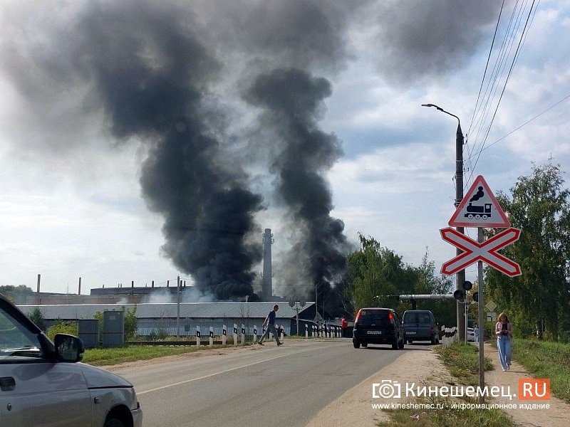 Кинешму заволокло дымом: горит предприятие на территории бывшего «Автоагрегата»
