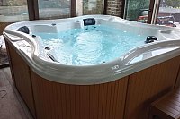 Джакузи на террасе: роскошь и здоровье под открытым небом