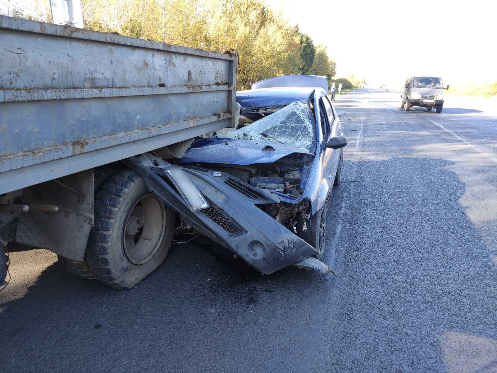 На дороге Иваново-Родники от удара о грузовик погиб пассажир буксируемой машины
