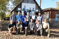 Кинешемские ветераны Вооруженных Сил покрасили забор в музее Василевского в Вахутках