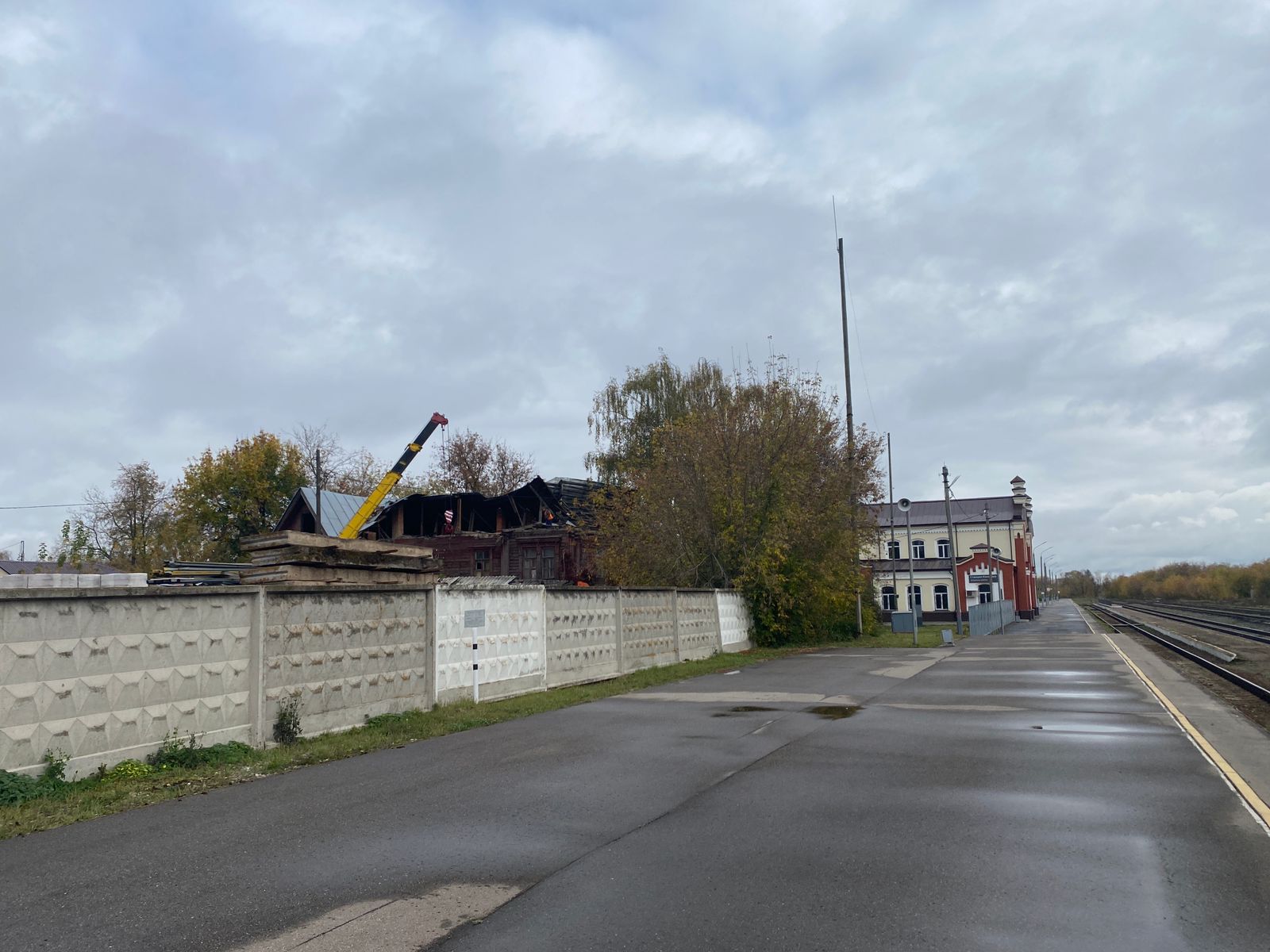 Возле Кинешемского ж/д перрона приступили к сносу дома 1882 года постройки