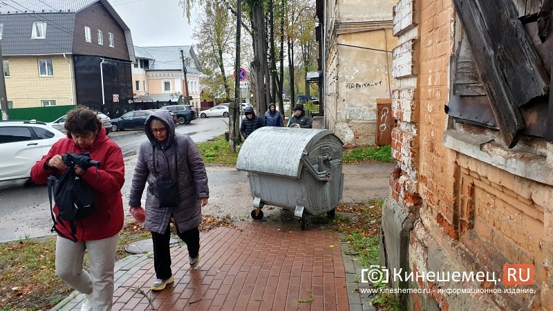 В Кинешме путь туристов к музею перегородил съехавший на тротуар мусорный контейнер