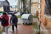 В Кинешме путь туристов к музею перегородил съехавший на тротуар мусорный контейнер