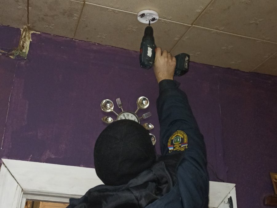 Спасатели Кинешмы устанавливают пожарные извещатели в квартиры малообеспеченных семей