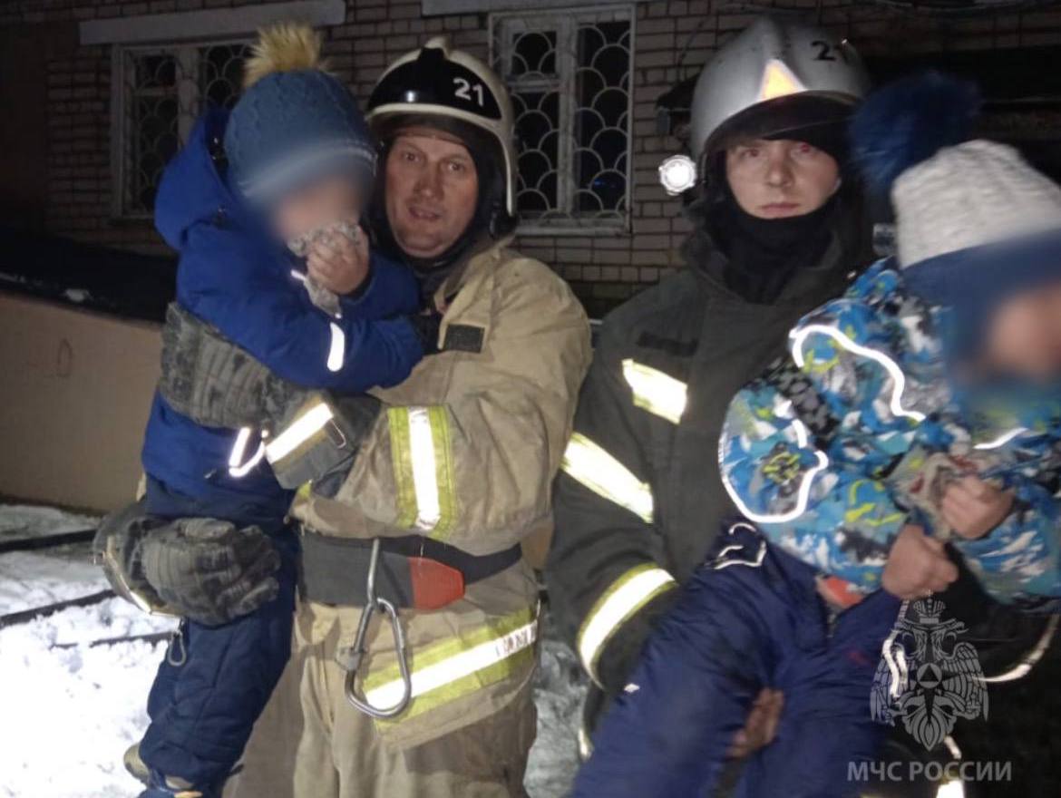 В Заволжске пожарные на руках выносили детей и выводили стариков из горящей пятиэтажки