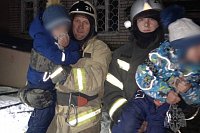 В Заволжске пожарные на руках выносили детей и выводили стариков из горящей пятиэтажки
