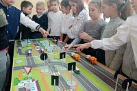 Ученикам школы №18 показали, как работает дорожная «Лаборатория безопасности»