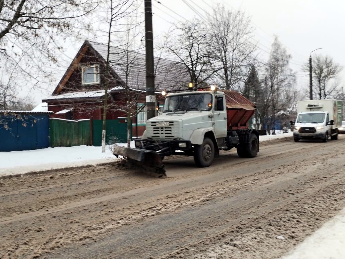 УГХ Кинешмы из-за обледенения дорог и тротуаров работает в усиленном режиме