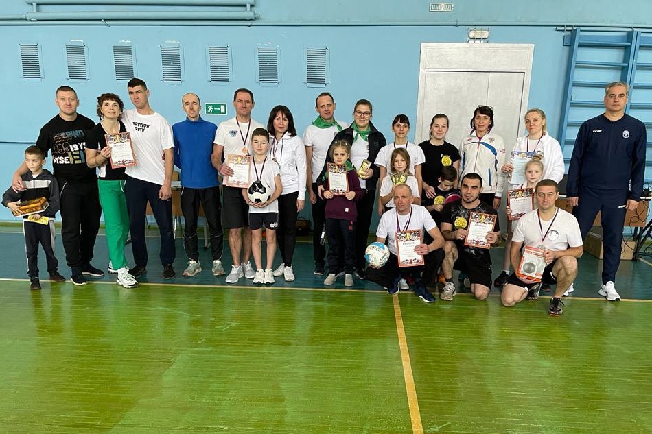 Семья Скомороховых стала лучшей на спортивном празднике в честь Дня матери