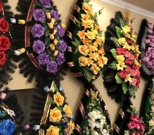 Значение ритуальных венков в прощании с ушедшими