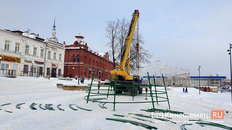 В центре Кинешмы устанавливают главную новогоднюю елку